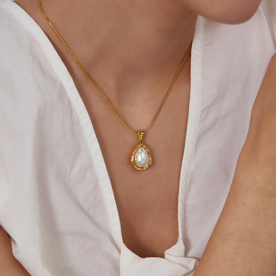 Heart of The Oval Pendant Necklace
